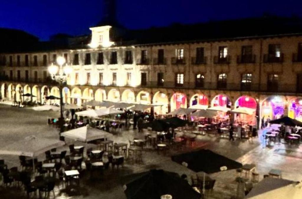 Arquitecto De La Vida- Plaza Mayor León Exterior foto