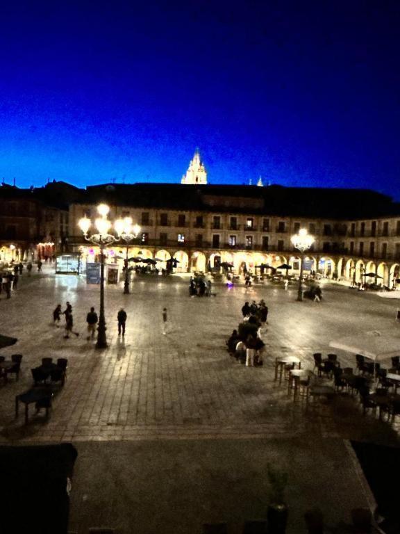 Arquitecto De La Vida- Plaza Mayor León Exterior foto